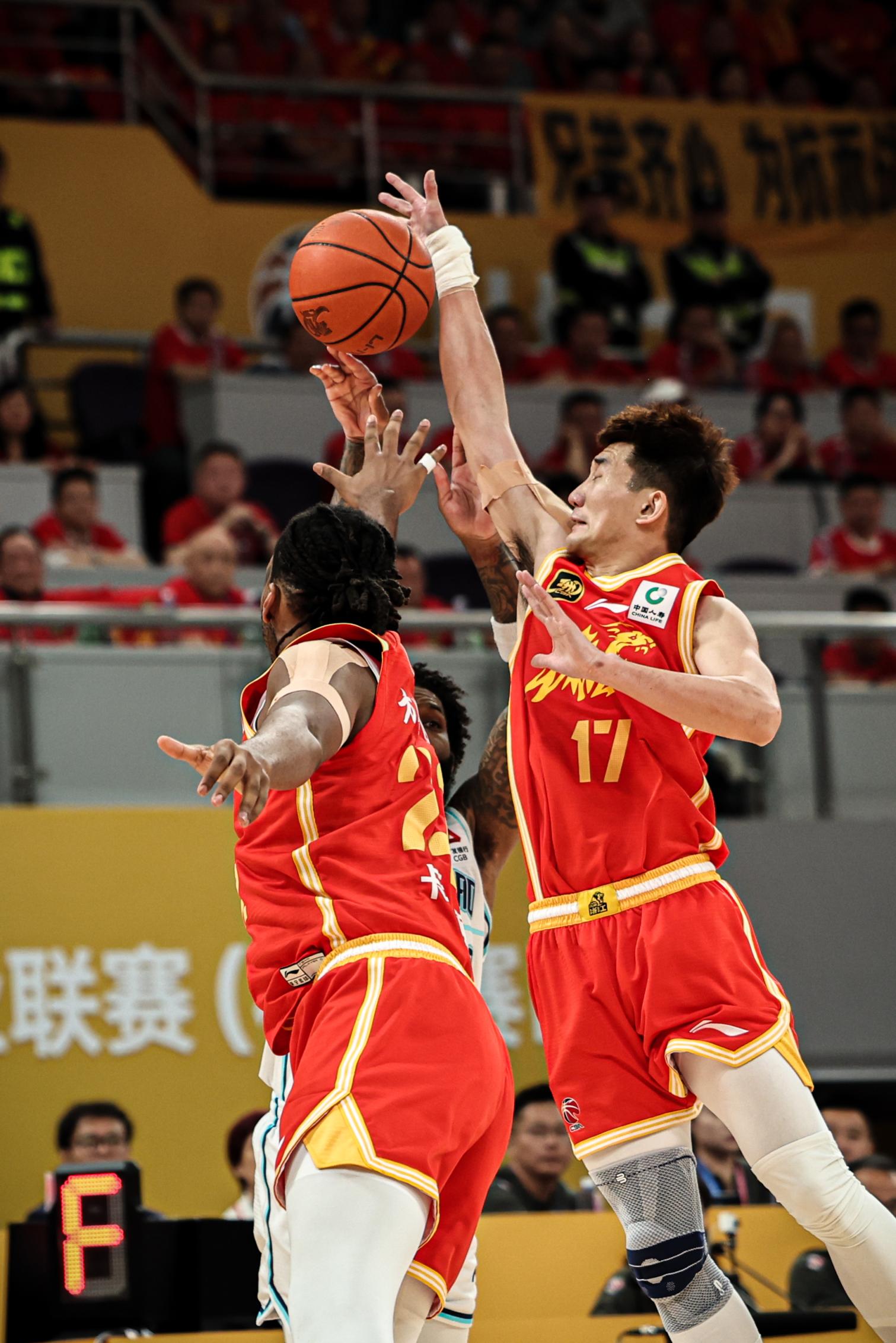 包含CBA季后赛前瞻：四强之争谁更有优势的词条