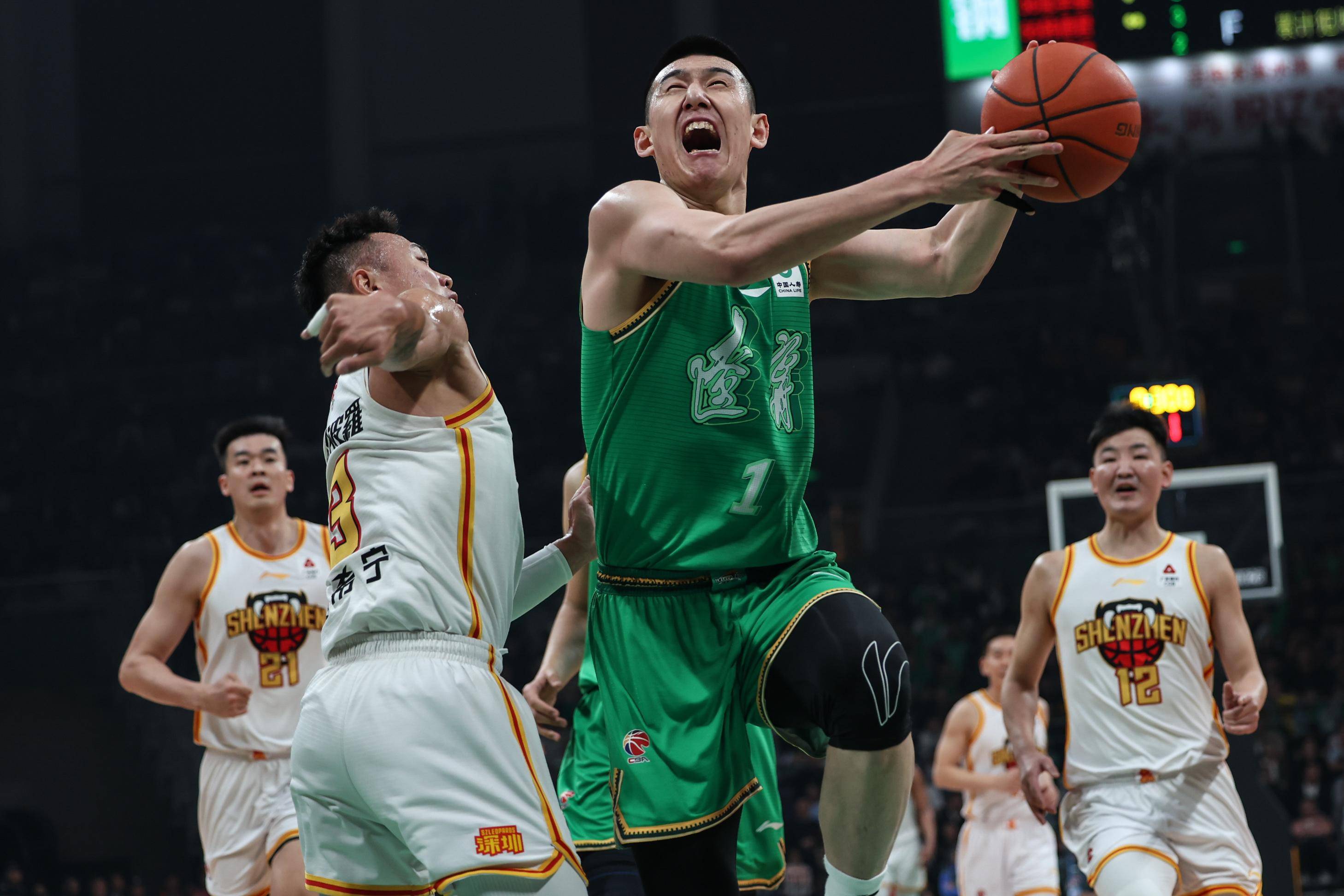 CBA首轮比赛精彩瞬间回顾
