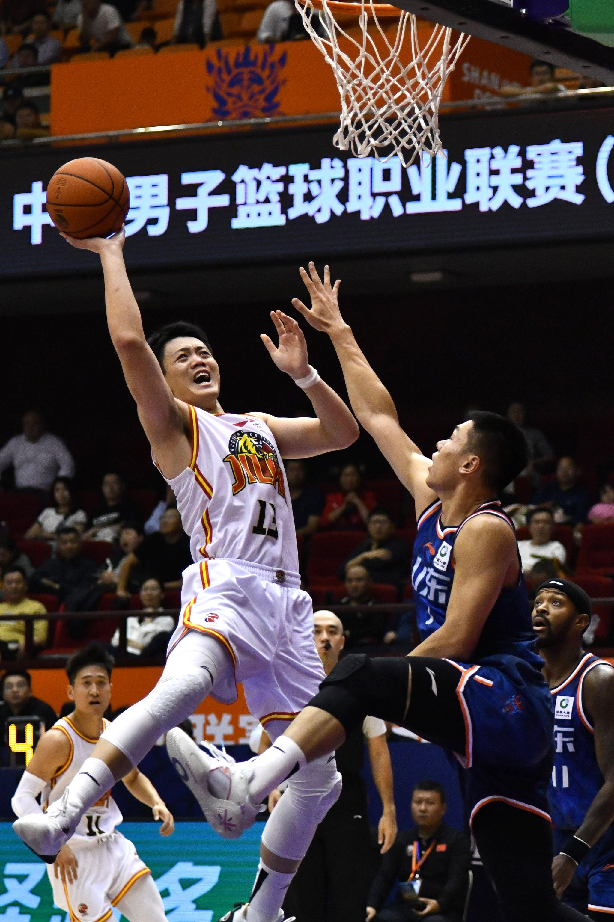 包含多米尼克·琼斯在常规赛中表现出色，成为九台农商银行核心球员的词条